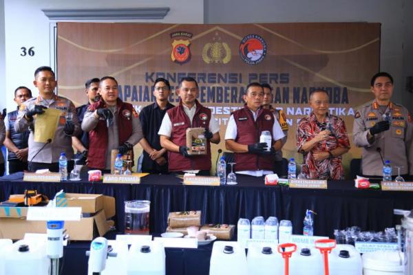 Polres Bogor bongkar pabrik terselubung yang digunakan untuk produksi narkotika jenis tembakau sintetis