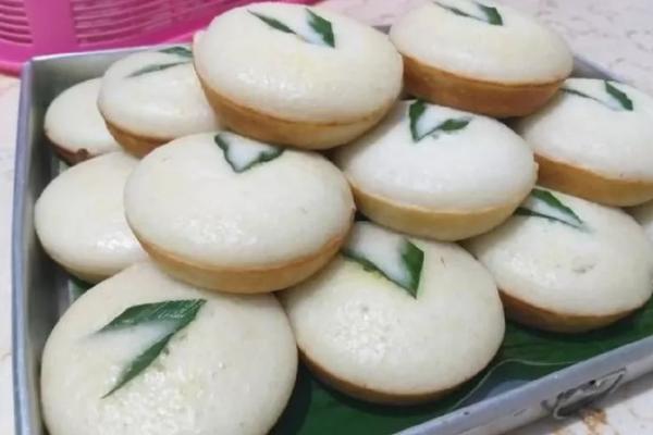 Salah satu elemen penting dalam tradisi Ruwahan ialah kue apem, yang tak hanya menjadi hidangan khas, tetapi juga simbol pengharapan dan pengampunan