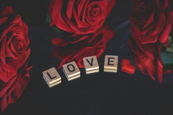 Setiap orang punya cara berbeda dalam menunjukkan dan menerima rasa cintanya, begitu juga dengan Anda dan pasangan. Perbedaan ini sebenarnya mencerminkan apa yang disebut dengan bahasa cinta
