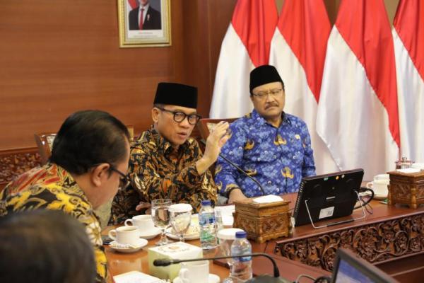 Menteri Desa dan Pembangunan Daerah Tertinggal (Mendes PDT) Yandri Susanto menjelaskan bahwa pengentasan kemiskinan harus lebih intensif