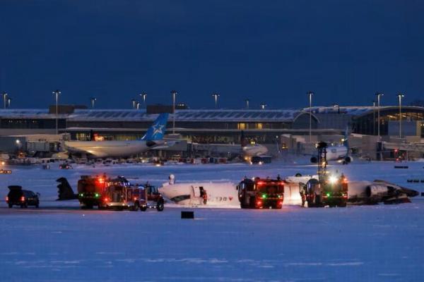 Dilanda Angin dan Salju, Pesawat di Toronto Terbalik saat Mendarat
