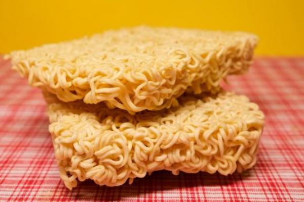 5 Makanan Ini Sebaiknya Tidak Dikonsumsi Bersamaan dengan Mi Instan