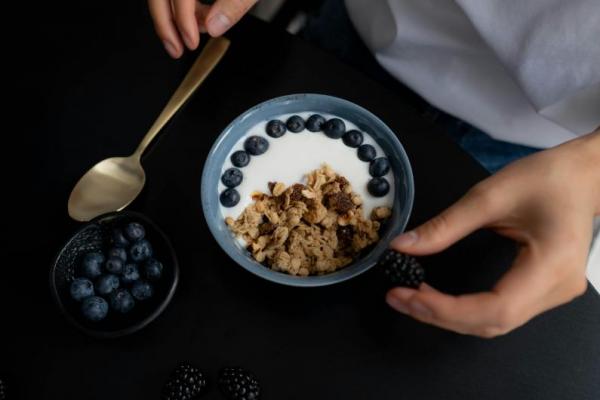 Penelitian terbaru mengungkapkan bahwa konsumsi yogurt secara teratur dapat menurunkan risiko jenis kanker tertentu yang sangat sulit terdeteksi, yaitu kanker kolorektal yang mengandung bakteri Bifidobacterium, yang ditemukan dalam sekitar 31% kasus kanker yang diteliti.