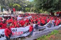 Simpatisan PDIP Kawal Pemeriksaan Hasto di KPK, Bawa Spanduk Adili Jokowi
