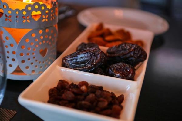 Ramadan, bulan suci umat Islam, akan segera tiba pada 1 Maret tahun ini. Selama sebulan penuh, umat Muslim menjalani puasa dari fajar hingga terbenamnya matahari, menahan diri dari makan dan minum