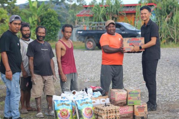 Personel Operasi Damai Cartenz 2025 gelar bakti sosial bagikan paket sembako ke masyarakat