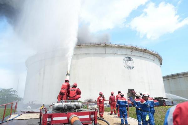 Tim Pemadam di Kilang Cilacap gerak cepat tangani flash yang terjadi di salah satu tangki dari sisa sludge saat pelaksanaan kegiatan pembersihan tangki yang sedang tidak aktif dipergunakan