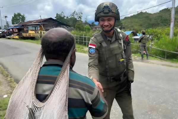 Personel Operasi Damai Cartenz-2025 di Distrik Oksibil, Kabupaten Pegunungan Bintang memastikan wilayah aman.