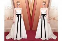 Persiapan Karpet Merah Oscar 2025, Elle Fanning Dibantu Ibunya Pakai Gaun Putih Givency yang Menawan