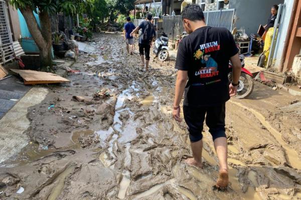 Warga Vila Nusa Indah 5 Berjibaku Bersihkan Lumpur Sisa Banjir