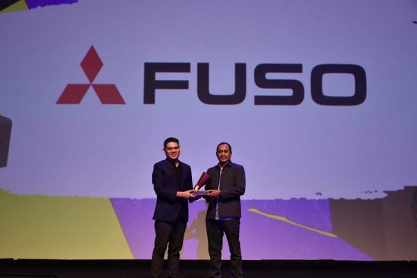 Mitsubishi Fuso Raih Booth Favorit Kategori Kendaraan Niaga di GIIAS 2025