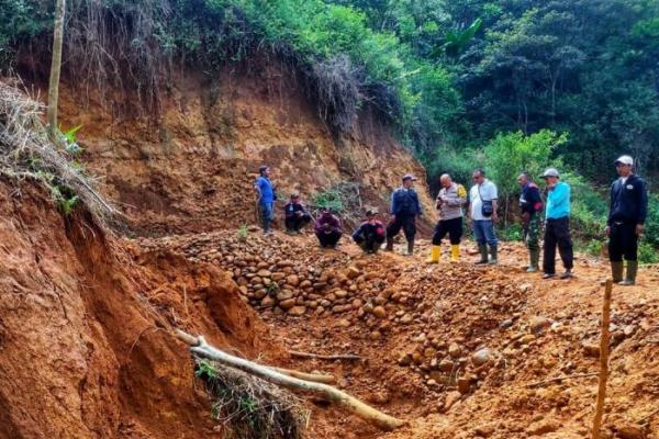Dua penambang emas ilegal atau gurandil asal Rumpin diduga tertimbun longsor di Cijahe, Kabupaten Bogor