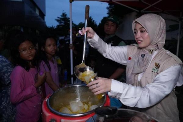 Influencer Nabilah Ayu membagikan Hidangan Berkah Ramadhan dan takjil untuk berbuka puasa kepada para korban banjir
