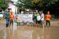 Turun Langsung, Sahabat Tomkur Bantu Korban Banjir Gunung Putri
