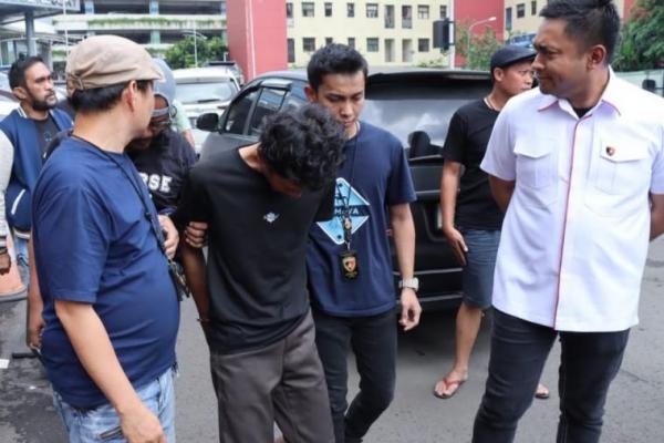 Polisi menangkap terduga pelaku pembunuhan ibu dan anak yang mayatnya ditemukan dalam toren air di Tambora, Jakarta Barat