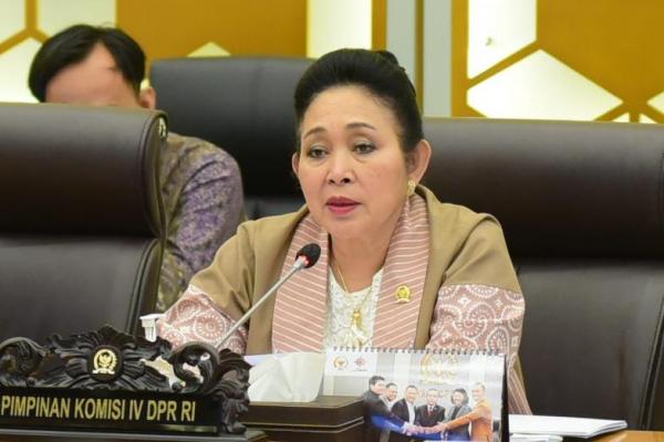 Ketua Komisi IV DPR RI Siti Hediati Soeharto mengungkapkan temuan beras impor yang berkutu di Gudang Perum Bulog saat melakukan kunjungan ke Yogyakarta, Daerah Istimewa Yogyakarta.