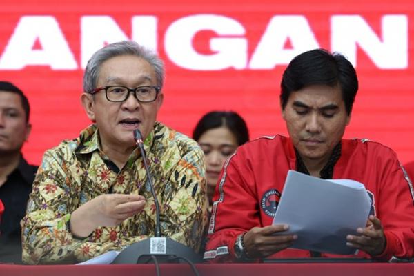 Anggota tim penasehat hukum Sekjen PDI Perjuangan (PDIP) Hasto Kristiyanto, Maqdir Ismail memberikan catatan terhadap materi dakwan KPK.