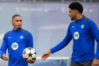 Dua pemain Barcelona, Rapinha (kiri) dan Ronald Araujo (kanan) (Foto: Goal)