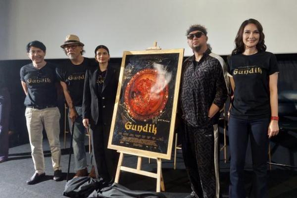 Kisah Film horor Gundik diawali dari perampokan rumah seorang wanita simpanan para pejabat negara
