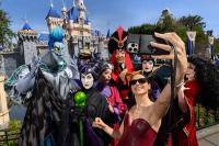 Promosikan Snow White di Disneyland, `Evil Queen` Gal Gadot Tampil Sendirian