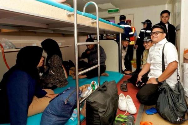 Pantau Arus Mudik, Pimpinan MPR Pulang Kampung Bareng Warga Gunakan Kapal Laut