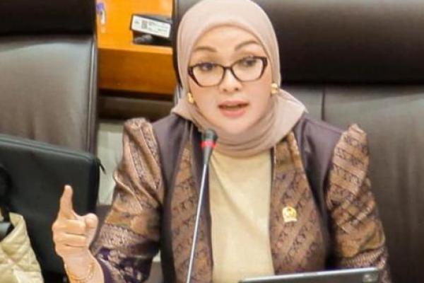 Industri kreatif ini merupakan New Engine of Growth. Saya ingin tahu apakah bank-bank sudah memiliki produk yang relevan untuk mendukung industri kreatif, ekonomi hijau, dan ekonomi digital.