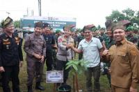 Disaksikan Rocky Gerung, Polda Riau Inisiasi Aksi Tanam Pohon