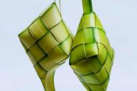 Ketupat, makanan khas yang terbuat dari beras yang biasannya dibungkus dalam daun kelapa atau janur (Foto: RRI)