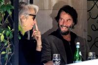 Jalan-jalan di London, Keanu Reeves Tunjukkan Kemesraan pada Alexandra Grant 