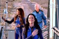 Berada di Tepi Luar Angkasa, Katy Perry dan Lauren Sanchez Teriak Kegirangan di dalam Roket 