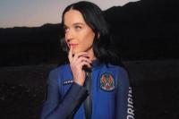 Begini Gaya Katy Perry dengan Outfit Antariksa Ketat sebelum Pergi ke Luar Angkasa 