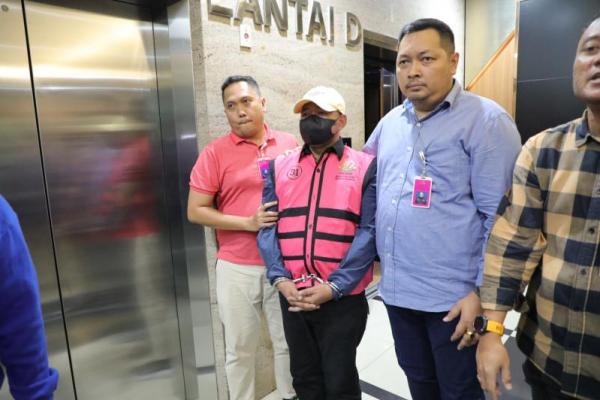 Uang itu terdiri dari pecahan rupiah sebesar Rp48,7 juta dan SGD 39.000