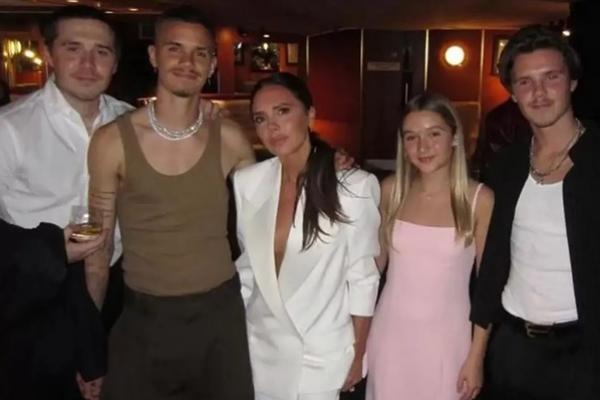 Perseteruan dengan Nicola Peltz, Victoria Beckham Unggah Foto Keluarga Tanpa Istri Brooklyn Beckham