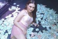 Natalie Holsher Disawer Ratusan Juta, Live TikTok 3 Jam Dapat 200 Juta