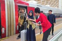 Hari Kartini, Petugas Perempuan Whoosh Berkebaya Bagi-bagi Hadiah