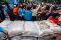 Ketika Mahasiswa UKI Melawan Badai Ekonomi dengan Penyaluran Beras ke Warga dan Ojol