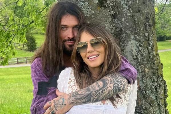 Supermodel Inggris Elizabeth Hurley dan Billy Ray Cyrus Makin Lengket