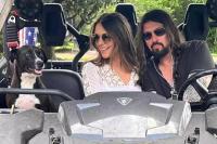 Makin Nyaman dengan Billy Ray Cyrus, Elizabeth Hurley Kunjungi Ayah Miley Cyrus di Peternakan