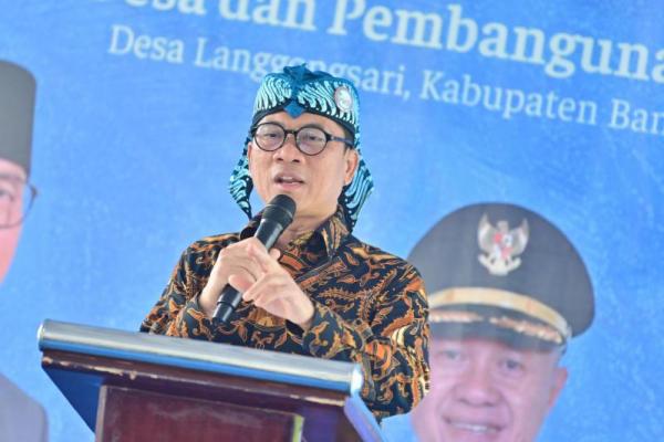 Menteri Desa dan Pembangunan Daerah Tertinggal (Mendes PDT) Yandri Susanto dan Wakil Mendes PDT Ahmad Riza Patria melepas ekspor Gula Kelapa BUM Desa Kabul Ciptaku, Kamis (1/5/2025).