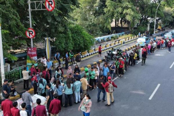 Aksi Solidaritas Mahasiswa UBK Bagikan Paket Beras ke Ratusan Warga Jakarta