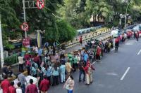 Aksi Solidaritas Mahasiswa UBK Bagikan Paket Beras ke Ratusan Warga Jakarta