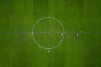 Ilustrasi - bermain sepak bola (Foto: Unsplash/Leo Visions)