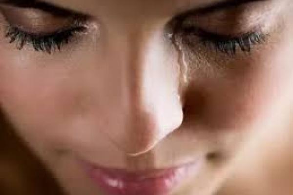 Jangan anggap tangisan wanita sebagai tanda dirinya cengeng, ia sebenarnya mempunyai beban yang sangat berat untuk dipikulnya seorang diri