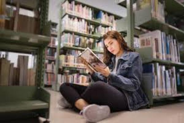 tidak ada batasan usia dalam menyukai kisah-kisah dalam buku dongeng. kadang, untuk bertahan di dunia nyata, kita perlu percaya sedikit pada dunia yang ajaib