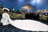 Met Gala 2025, Diana Ross Sulam Nama Anak-anak dan Cucunya di Gaun Mewah Sepanjang 18 Kaki