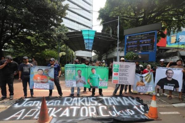 Korban Aplikator Geruduk Kemenhub Tuntut Keadilan: Jangan Rakus, Cukup 10%!