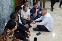 Di Sela Raker, Adian dan Menhub Duduk Ngemper Bahas Nasib Pengemudi Transportasi Online