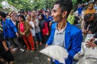 Prihatin Harga Kebutuhan Pokok Meroket, Mahasiswa Esa Unggul Bagikan Paket Beras Ke Warga