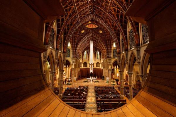Sambutan Hangat untuk Paus Baru Tutupi Perpecahan Gereja AS