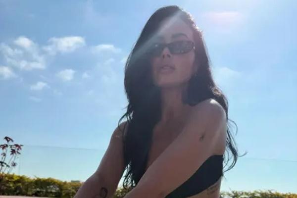 Punya Masalah Gangguan Makan, Demi Lovato Berbikini Hitam Pamer Tubuh Langsing